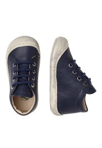 Modré kožené boty s bílou gumovou podrážkou, kulatou špičkou a tkaničkami. Texturované boční panely. Klasický design vhodný pro neformální nošení.