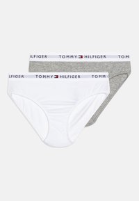 Zwei Paare Baumwollslips, eines in Weiß und das andere in Grau, jeweils mit einem Markenbund, auf dem "TOMMY HILFIGER" steht.