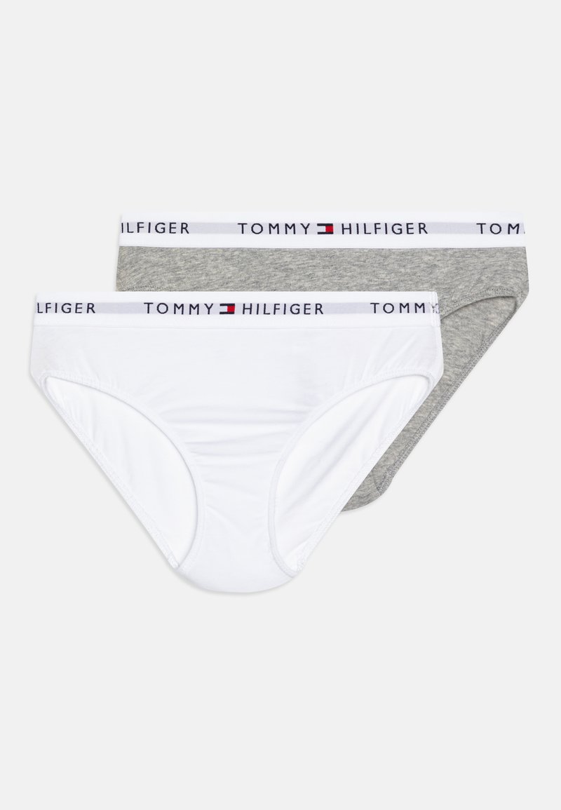 Zwei Paare Baumwollslips, eines in Weiß und das andere in Grau, jeweils mit einem Markenbund, auf dem "TOMMY HILFIGER" steht.