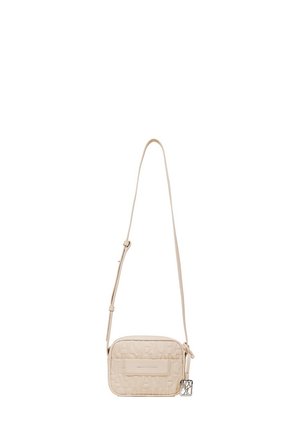 Sac à épaule matelassé beige de forme rectangulaire, avec un motif de logo en relief, une bandoulière ajustable et un charme décoratif en argent.