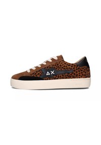 Sneakers en suède marron avec un design léopard, des accents en cuir noir, des lacets blancs et une semelle en caoutchouc couleur crème.