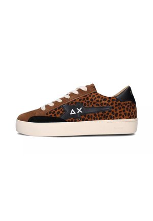 Sneakers en suède marron avec un design léopard, des accents en cuir noir, des lacets blancs et une semelle en caoutchouc couleur crème.