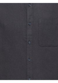 Mørkegrå skjorte med knapper og tekstureret stof, der har en brystlomme og seks blå knapper langs frontstolpen.