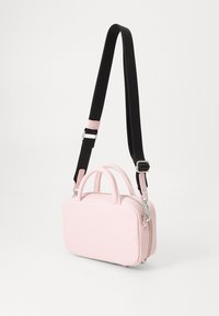 Tommy Jeans AMERICAN COOL TRUNK - Handtas - pink