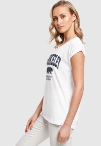Merchcode BERKELEY UNIVERSITY-BEAR  - T-shirts med print - white