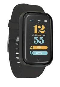 Schwarze Smartwatch mit einem rechteckigen Bildschirm, der die Uhrzeit und Fitnessdaten anzeigt. Silikonarmband mit verstellbaren Löchern und silberner Hardware-Akzent.