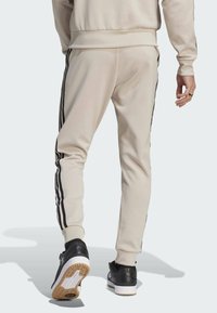 adidas Originals ADICOLOR CLASSICS SUPERSTAR TRACK PANTS - Pantalon de survêtement - beige black