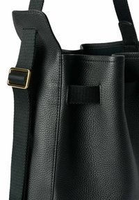 Borsa in pelle nera con finitura testurizzata, dotata di una spessa tracolla e dettagli in hardware dorato. Design a apertura superiore con dettagli laterali.