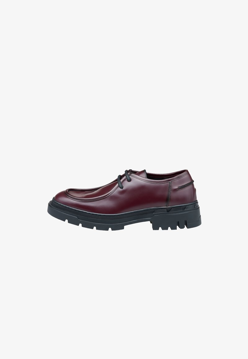 Bordeaux leren schoen met een gladde afwerking, ronde neus en een lichtgewicht zwarte rubberen zool. Bevat decoratieve stiksels en veters.