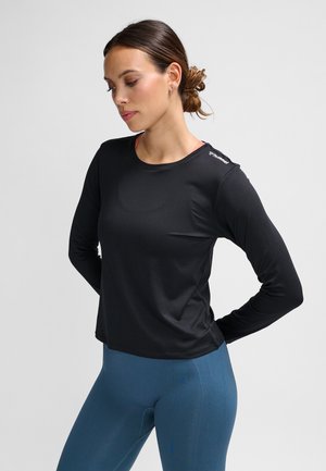 Czarna koszulka sportowa z długim rękawem wykonana z oddychającego materiału, z okrągłym dekoltem i minimalistycznym logo na ramieniu.