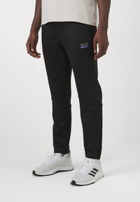EA7 Emporio Armani VIGOR7 PANTS - Pantalones deportivos - black bean