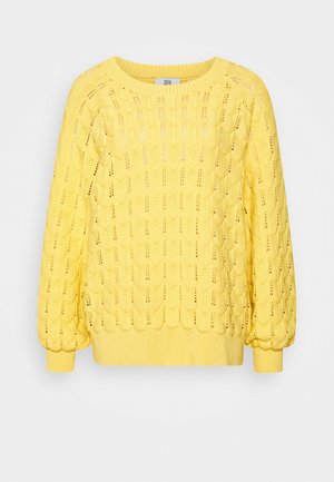 Pull jaune en tricot avec un motif ajouré orné, manches longues ballon, poignets et ourlet côtelés, et encolure ronde.
