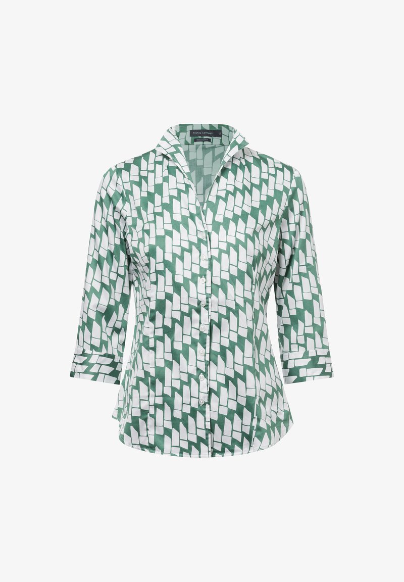Groene en witte blouse met een patroon, een kraaghalslijn, driekwartmouwen en een knoopsluiting aan de voorkant. Bevat een geometrisch ontwerp.