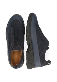 Granatowe zamszowe sneakersy z teksturowaną cholewką, elastycznymi sznurowadłami, kontrastującymi brązowymi akcentami i grubą czarną gumową podeszwą.