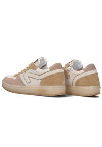 Beige en crèmekleurige sneakers van suede en leer, met een lage ontwerp, gestructureerde accenten en een doorschijnende rubberen zool.