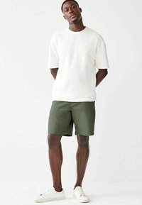 Next LOOSE FIT - Shorts - sage green