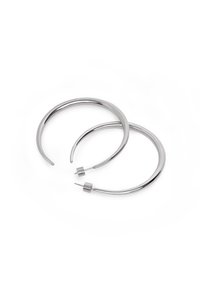 Pendientes de aro de plata con un acabado liso y brillante. Presentan un diseño simple con forma redondeada y un cierre seguro con vástago y respaldo.