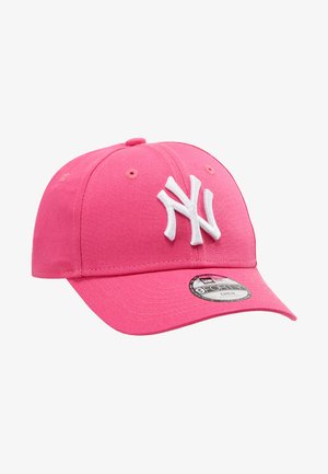 Căciulă de baseball roz, cu logo-ul alb brodat "NY", fabricată din bumbac, prezentând o margine curbată și o curea reglabilă în spate.