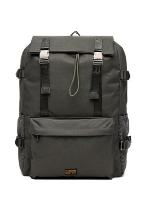 Tmavě šedý batoh z látky s předním zipovým kapsou, horní klopou zabezpečenou dvěma černými přezkami, bočními síťovými kapsami a nastavitelnými popruhy.