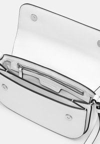 Biała skórzana torebka o gładkiej fakturze, z zamkniętą na zamek kieszenią i czarnymi akcentami wzdłuż krawędzi. Posiada zapięcie na zatrzask i regulowany pasek.