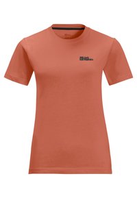Kortgemutst T-shirt in koraalkleur, gemaakt van zacht materiaal, met een zwart logo aan de linkerkant van de borst en een ronde hals.