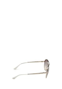 Gafas de sol con un elegante marco de metal plateado, lentes gris degradado y brazos de templo texturizados en blanco con un diseño trenzado.