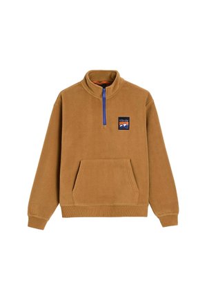Pull en polaire marron avec une fermeture éclair quart de zip bleue, col montant, poche kangourou avant et petit logo patch sur la poitrine gauche.