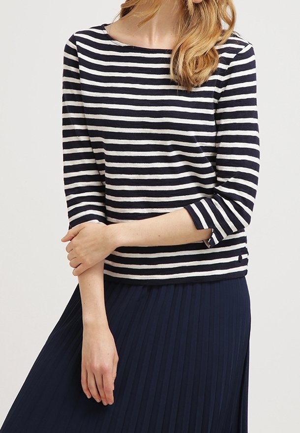 Marineblauw-wit gestreept shirt met lange mouwen en een boothals. Gemaakt van katoen; heeft een aansluitende pasvorm en driekwartmouwen.