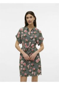 Abito camicia floreale in tessuto grigio con rose rosa, maniche corte arrotolate, chiusura con bottoni sul davanti e dettaglio con cintura in vita.