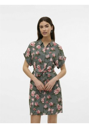 Abito camicia floreale in tessuto grigio con rose rosa, maniche corte arrotolate, chiusura con bottoni sul davanti e dettaglio con cintura in vita.