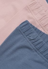 Drei Kleidungsstücke: hellrosa und blau, aus weichem Baumwollstoff, mit glatter Textur, versehen mit gerafften Details entlang der Taillenbünde.