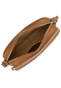 Borsa in pelle color cuoio con finitura texture. Presenta zip dorate e un interno spazioso con una fodera semplice. Un manico regolabile attaccato.