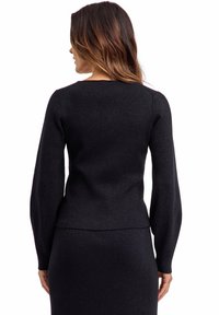Maglione nero a coste con maniche lunghe e silhouette aderente, caratterizzato da una leggera lucentezza e un collo a barca.