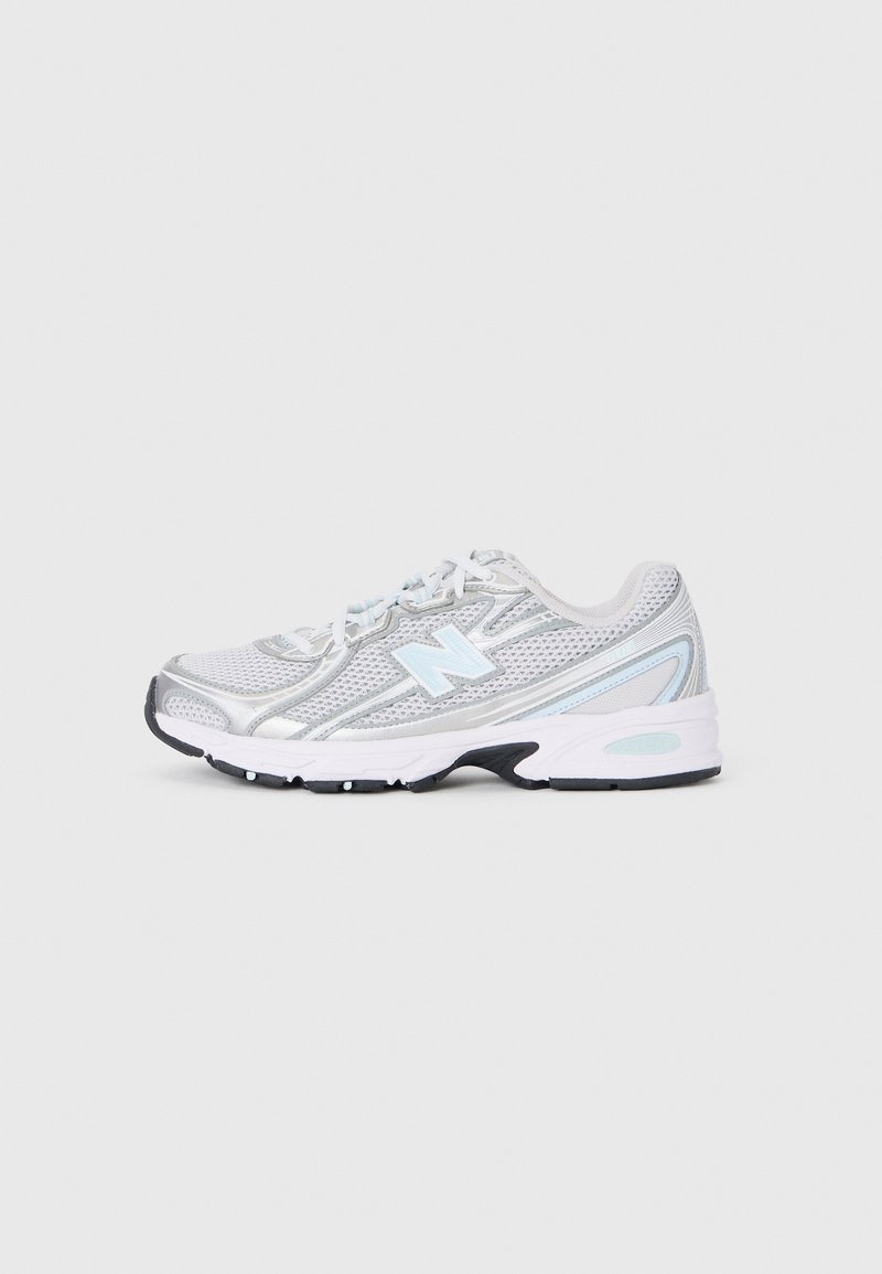 Chaussure de sport New Balance blanche et grise avec dessus en mesh et accents bleu clair, vue de profil sur un fond uni.