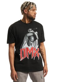 Czarna bawełniana koszulka z dużym monochromatycznym grafiką osoby trzymającej mikrofon, z wyraźnym czerwonym napisem "DMX" na dole.