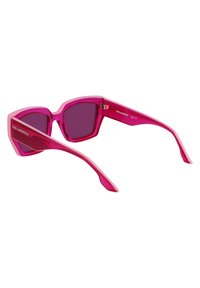 Fuksjowe plastikowe okulary przeciwsłoneczne w geometrycznym kształcie kociego oka, z ciemnymi soczewkami i smukłymi zausznikami z logo marki.