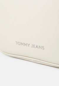 Tommy Jeans MUST CAMERA BAG - Borsa a tracolla - newsprint