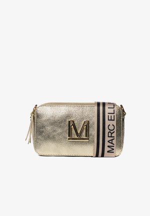 Pochette rectangulaire métallique dorée avec fermeture éclair et une sangle beige portant le texte "MARC ELLIS" ainsi qu'un grand logo doré en forme de "M" sur le devant.