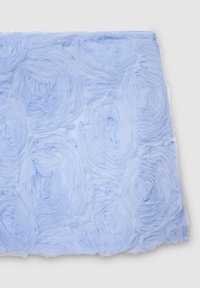 Hellblauer Stoff mit einem strukturierten Design aus geschichteten, wirbelnden Rosenmustern, mit einem weichen und transparenten Aussehen.