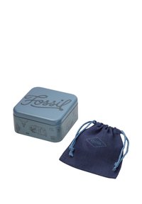 Scatola di metallo blu con design in rilievo "Fossil" e vari motivi. Accompagnata da una sacca di stoffa navy con logo blu.
