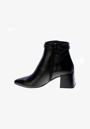 Bottine en cuir noir avec fermeture éclair sur le côté, pointe pointue et talon bloc, vue de profil externe sur fond blanc.