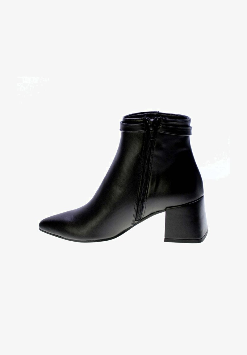 Bottine en cuir noir avec fermeture éclair sur le côté, pointe pointue et talon bloc, vue de profil externe sur fond blanc.