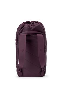 Bordeauxfarbener Rucksack mit Kordelzugverschluss, gepolsterten Trägern und diagonaler Steppung. Hergestellt aus strapazierfähigem Material mit seitlicher Reißverschlusstasche.