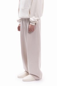 Φωτεινή μπεζ φούτερ με κουκούλα και μπροστινή τσέπη, σε συνδυασμό με παντελόνι φαρδύ με τσέπες στο πλάι και απαλό ύφασμα.