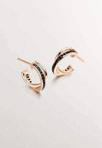 Pendientes de aro de oro rosado con un diseño curvado y una incrustación de piedra negra. Superficie texturizada con un acabado pulido.