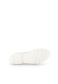 Suela de zapatilla blanca con surcos texturizados y talón redondo. Presenta el nombre de la marca "Gabor" en relieve para un detalle adicional. Superficie lisa.