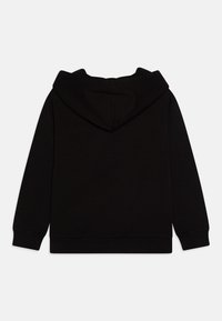 Felpa nera con cappuccio, dal taglio rilassato, polsini a costine e una texture liscia, caratterizzata da un design minimalista senza loghi o motivi visibili.