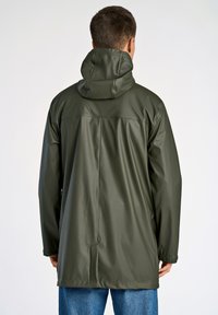 Chaqueta impermeable verde oliva con capucha, con un acabado suave y brillante. Mangas largas y corte recto sin cierres visibles.