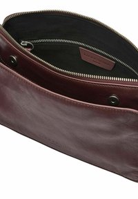 Borsa a mano in pelle color bordeaux con compartimento principale aperto dotato di tasca con cerniera e chiusura a bottone a pressione, fodera interna in tessuto nero e etichetta del marchio in rilievo.