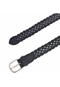 Czarny pleciony skórzany pasek z srebrną metalową klamrą na białym tle.